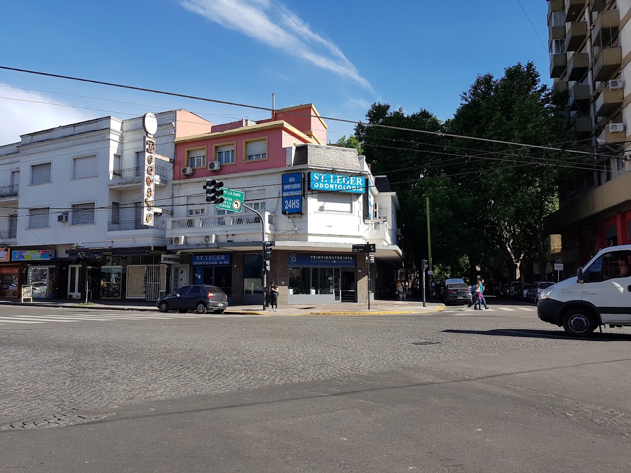 Fachada de Odontología St. Leger sobre Av. Triunvirato, Villa Urquiza